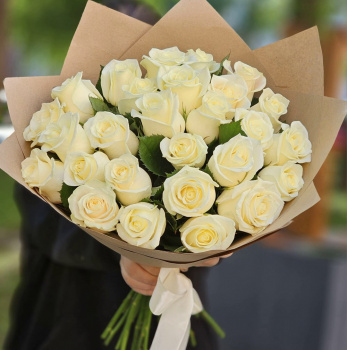 25 белых роз