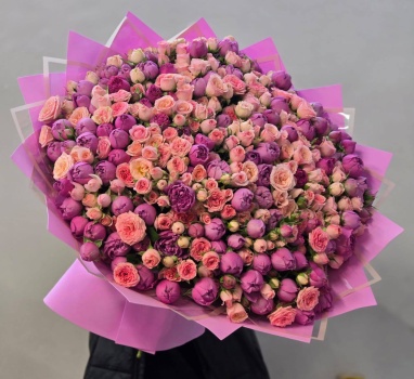 Букет из 101 кустовой розы в упаковке