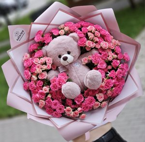 Букет из кустовых роз + плюшевый мишка