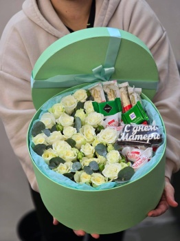 Круглая коробка с конфетами и цветами для Мамочки