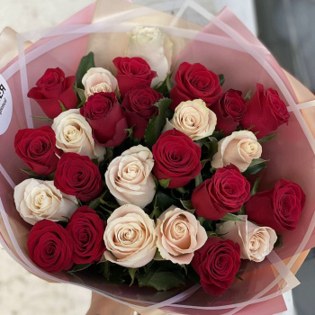Букет из 25 роз в оформлении